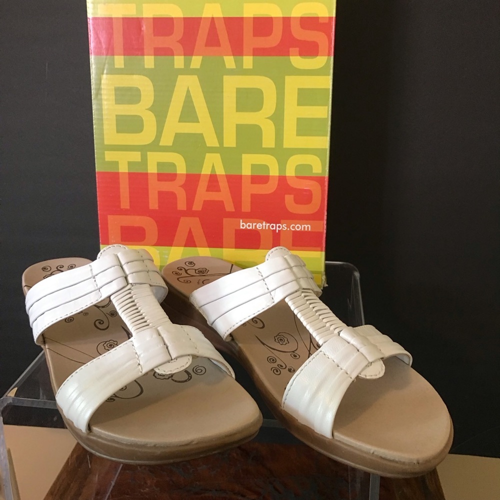 BareTraps White Leather “Justee” Slip On Sandals, EUC